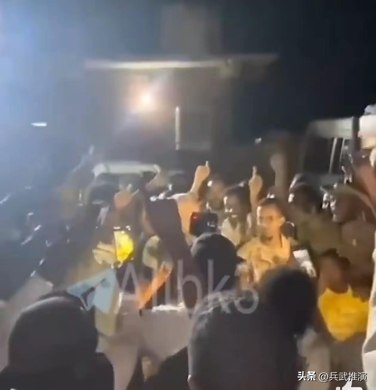 一位苏丹军队指挥官在演讲中说：“我们已准备好保卫伊朗，如果敌人决定派遣地面部队，