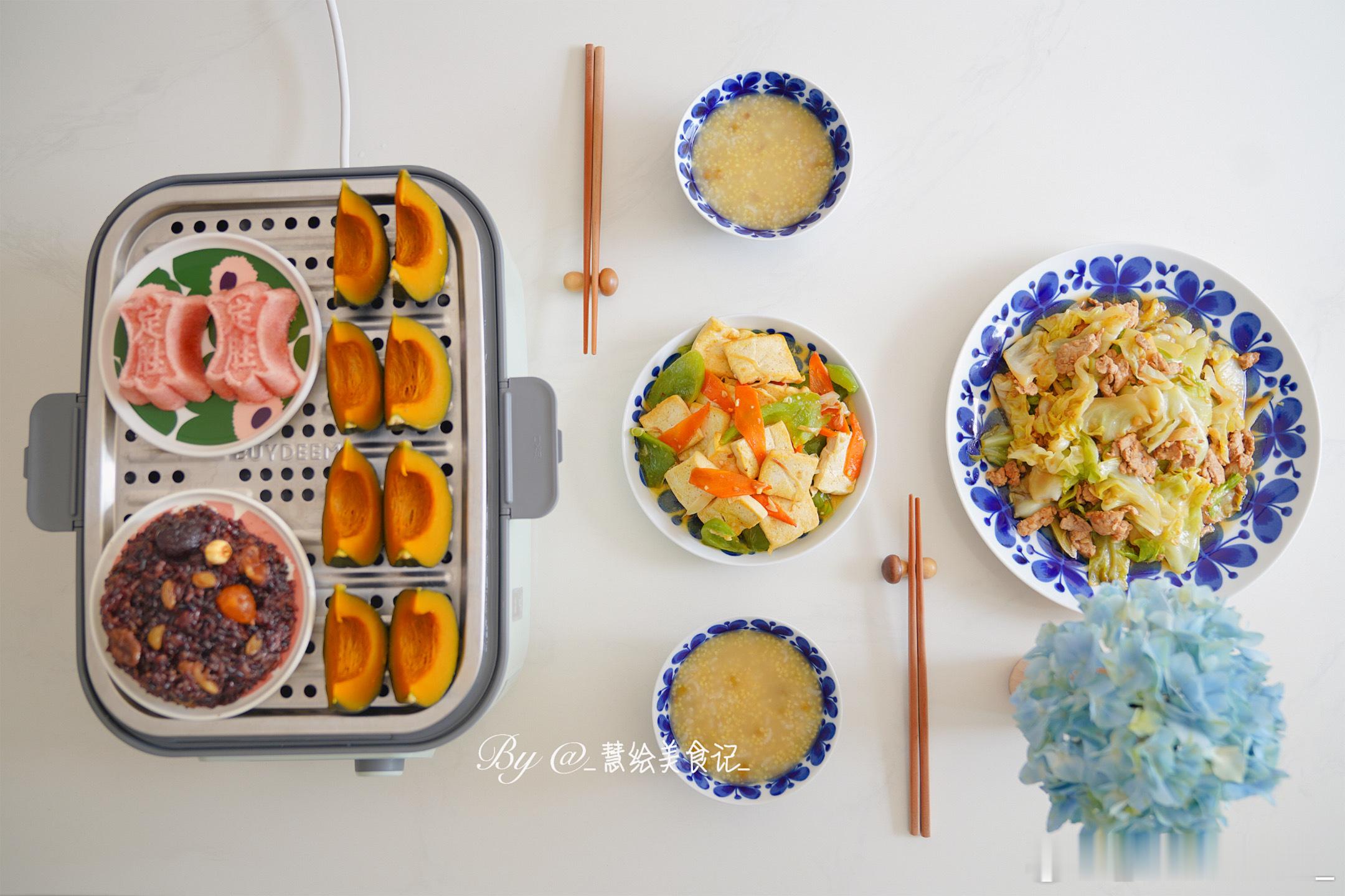 周三早餐家常豆腐、卷心菜炒肉、蒸贝贝南瓜、定胜糕、紫米八宝饭、绿豆小米粥~ ​​