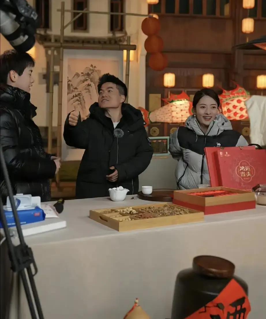 一觉睡醒
 
是不是全网都知道了。
 
近日，董宇辉和宇辉同行团队抵达安徽皖南，