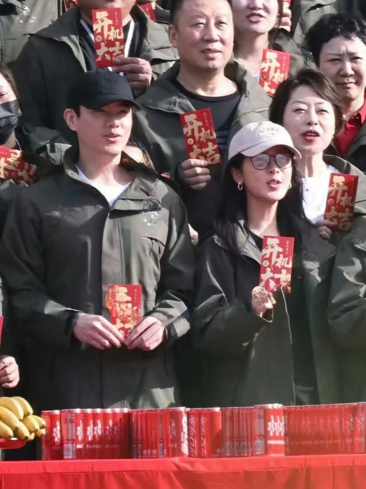 爸爸妈妈也来现场陪伴了杨紫新剧玉兰花开君再来开机照杨紫父母陪伴玉兰花开君再来开机