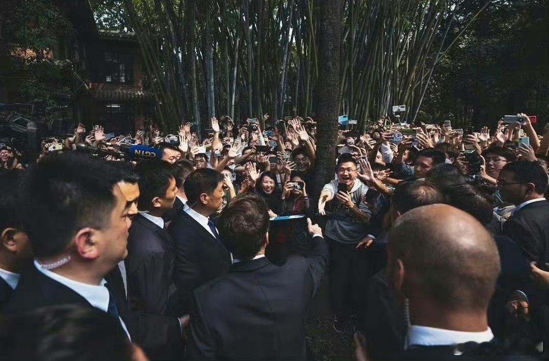 英媒称，马克龙有意邀请中国出席G7峰会，是受特朗普所提的“G2”概念所影响。因为