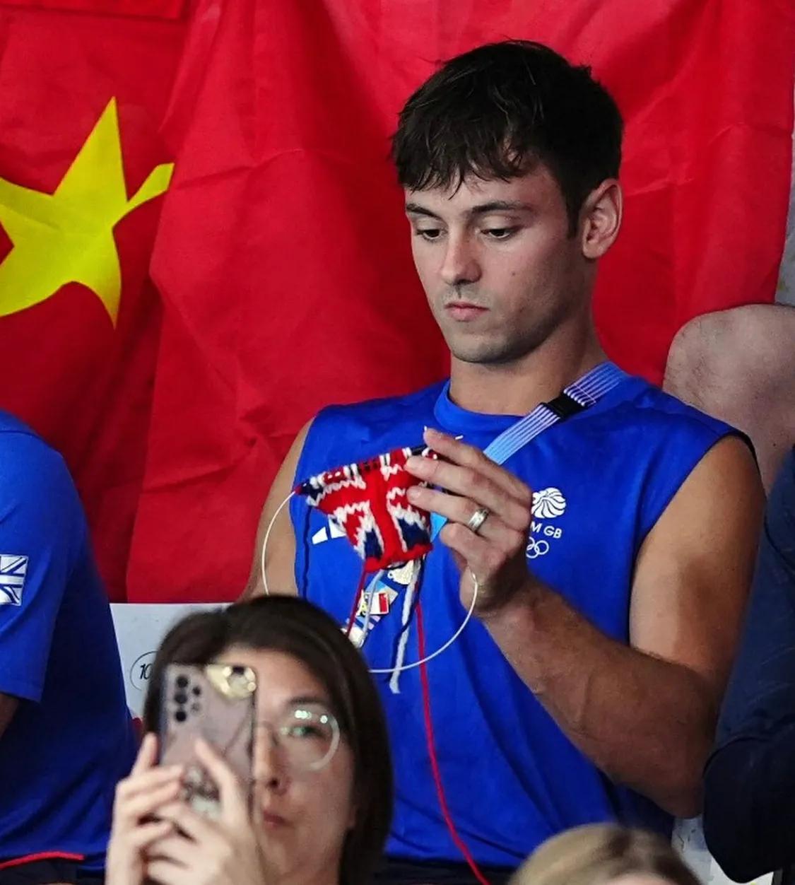 主业是跳水，副业是织毛衣！英国“跳水王子”看台轻松开织，这松弛感也是没谁了~

