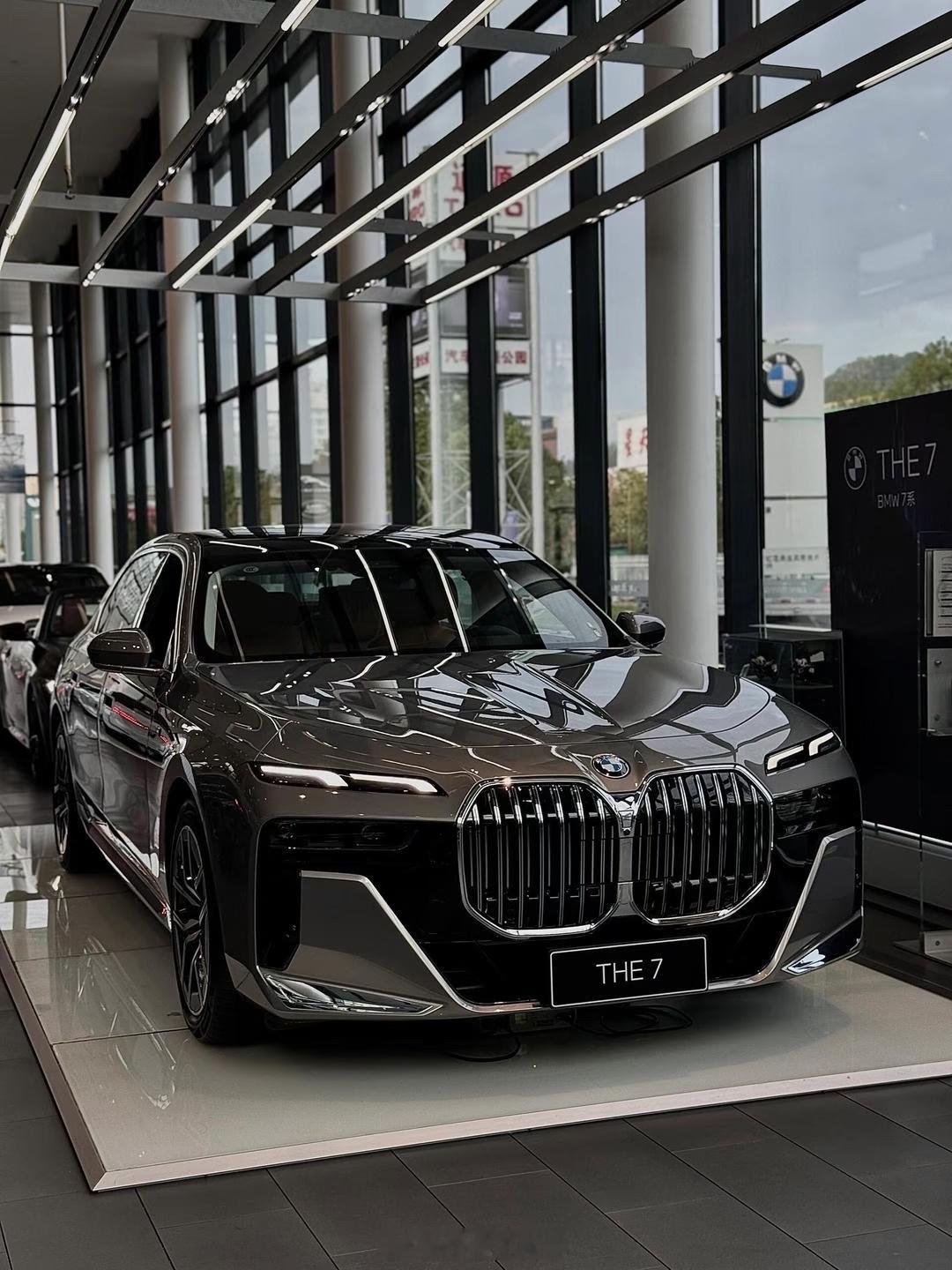 宝马7系降价约27万这才是BBA鸡贼的地方，容错高，即使降价这么多，依旧有不少利