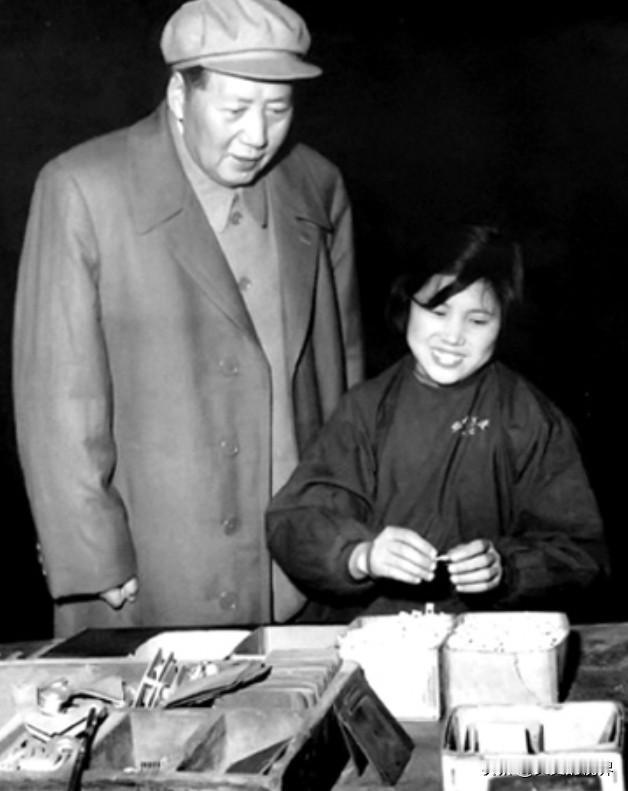 1958年，沈阳电器厂车间里，所有工人埋头苦干，对巡视的大领导不理不睬。突然，一