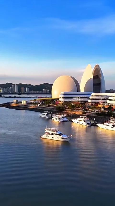 珠海日月贝海岛剧院的昼夜极致浪漫。
珠海日月贝海岛剧院的昼夜极致浪漫。