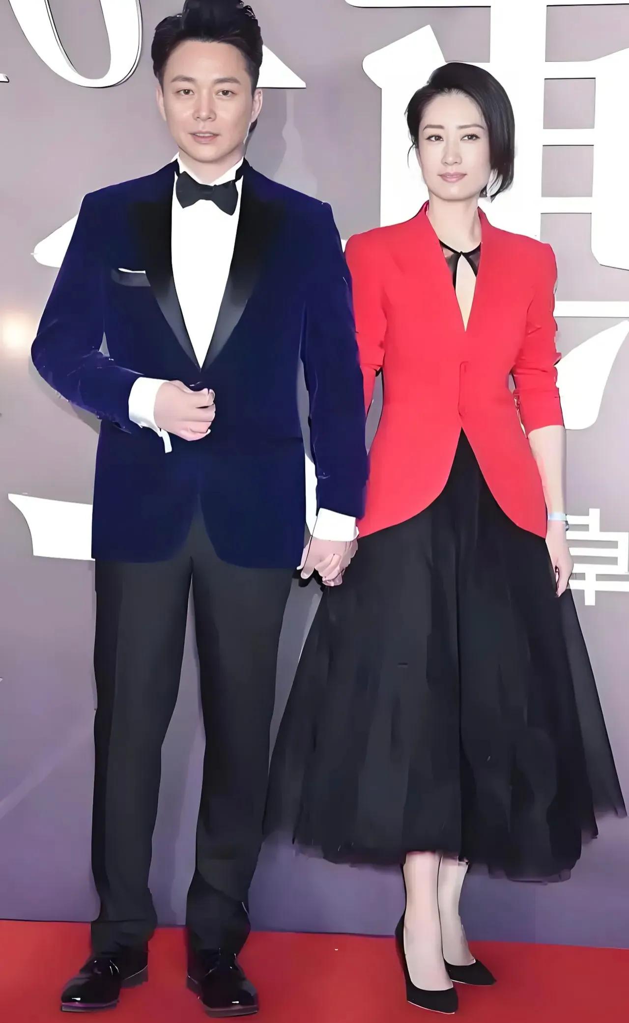 这两位演员一红一蓝的着装，男的帅，女的靓，他俩在多部电视剧中合作，《人鬼情缘》、