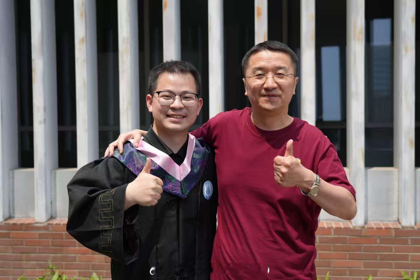 2026.5.13日，合影日     上午，王晖副教授与学术偶像叶堂林院长合影。