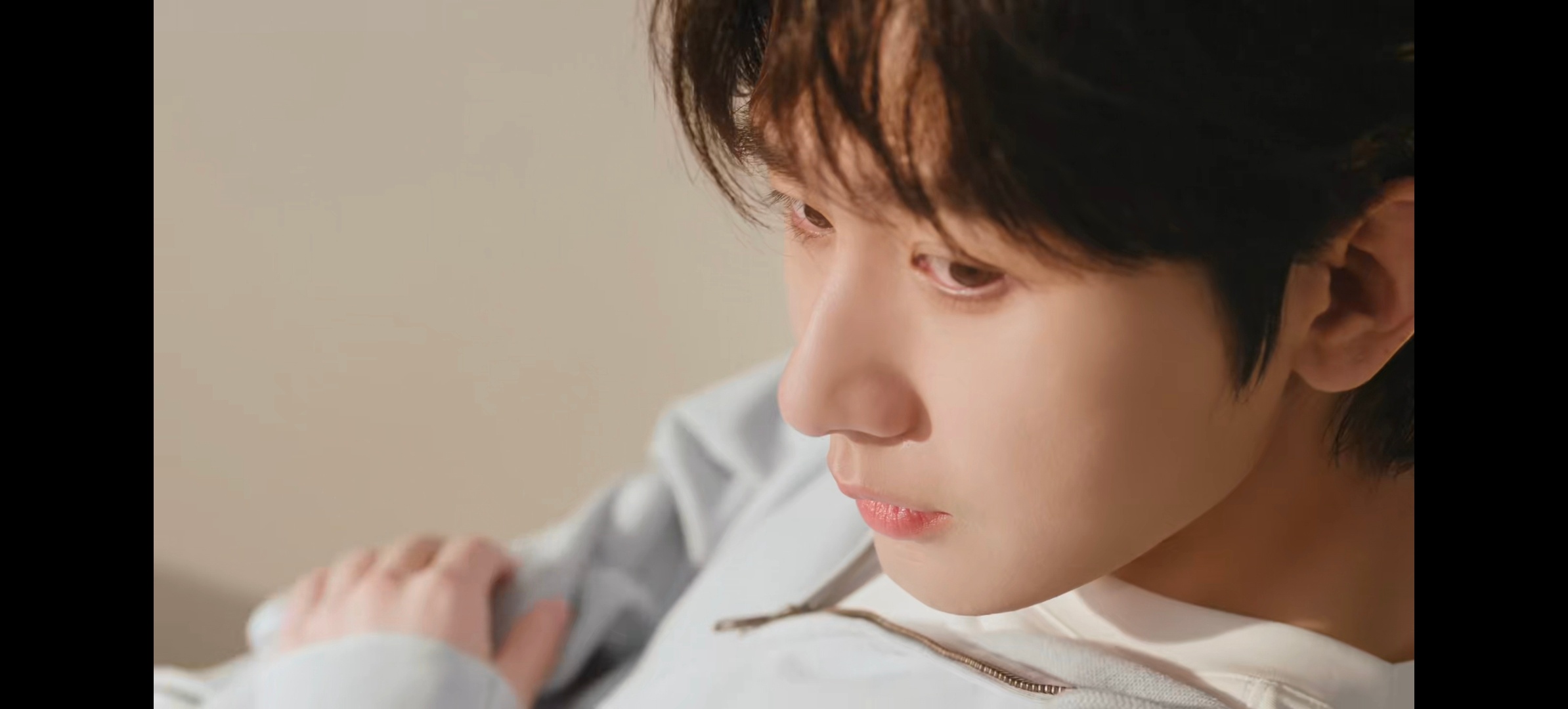 GAP中国品牌代言人成毅走出这一刻  谁懂啊！成毅×GAP这波官宣直接戳中我心巴