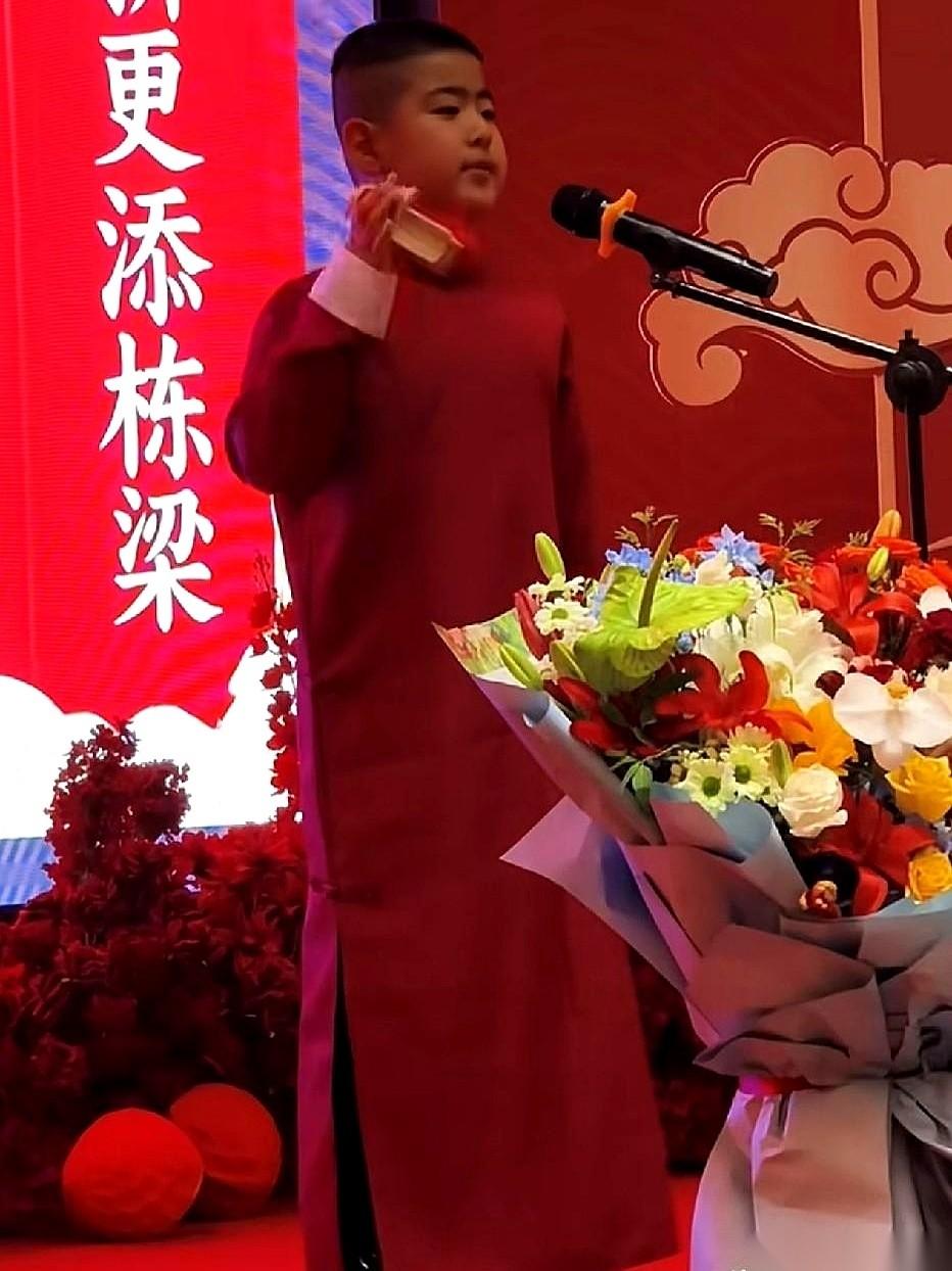 杨议收徒，台底下立马就有人嘀咕了。
“这小孩，不是他徒弟的徒弟吗？这辈分乱了，算