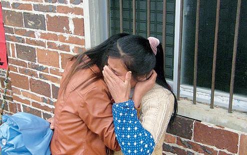 女儿高考700分，母亲却连夜烧毁录取通知书，真相曝光后全村人沉默了

林秀芬颤抖