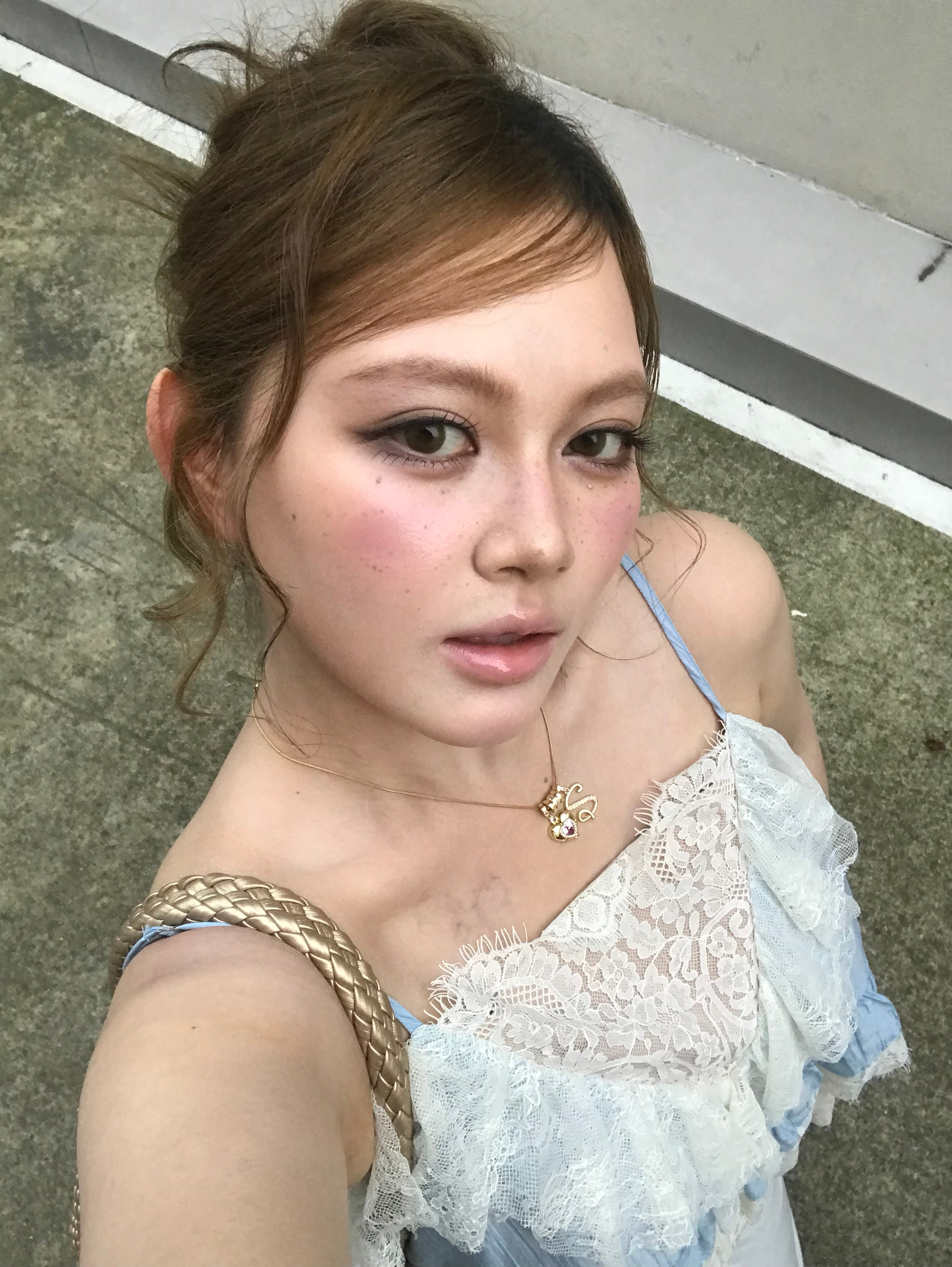 卧槽了一模一样的发型➕妆容在小韩要收我2k在成都找了个298的化出来…完全不差好