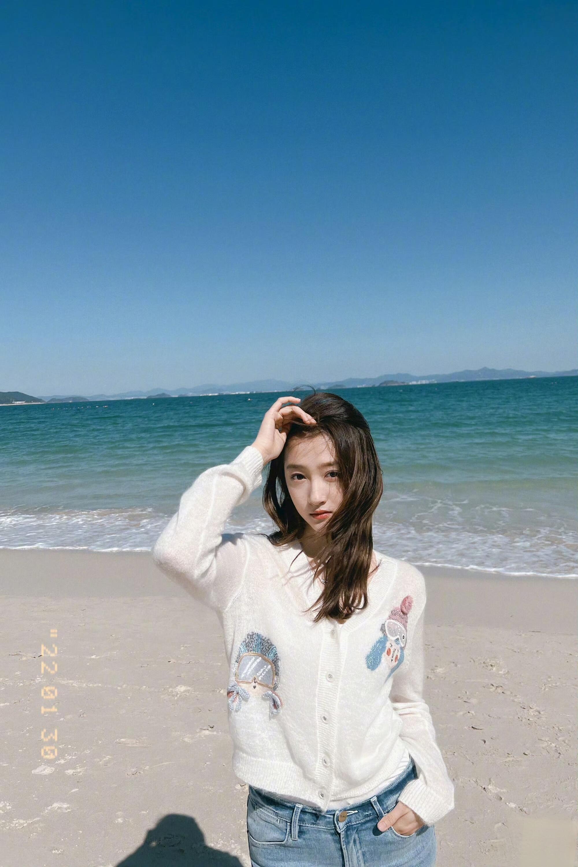 谁懂关晓彤身上的生命力 关晓彤真的是把“鲜活”刻进骨子里的女生，明媚又热烈，让人