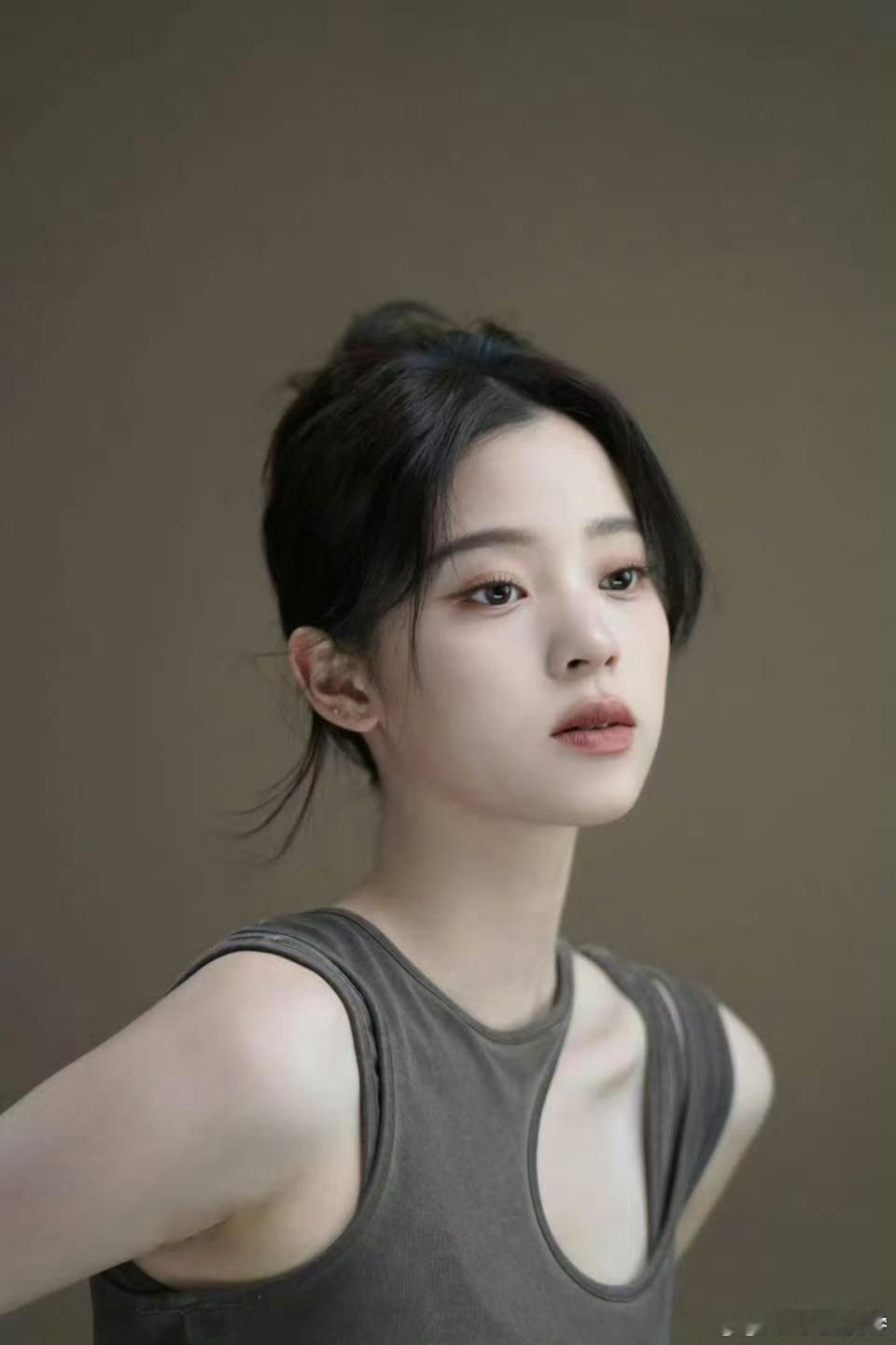 欧阳娜娜欧阳娜娜一天的工作都在干嘛认真搞事业的欧阳娜娜太有魅力，工作日被妆造、拍