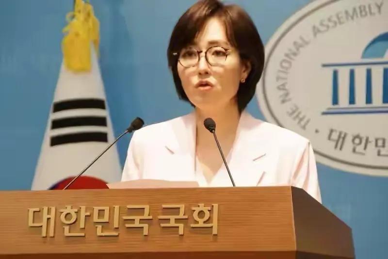 8月15日，韩国光复节，日本无条件投降日。日本政要们拜鬼，韩国政府及朝野政党炸锅
