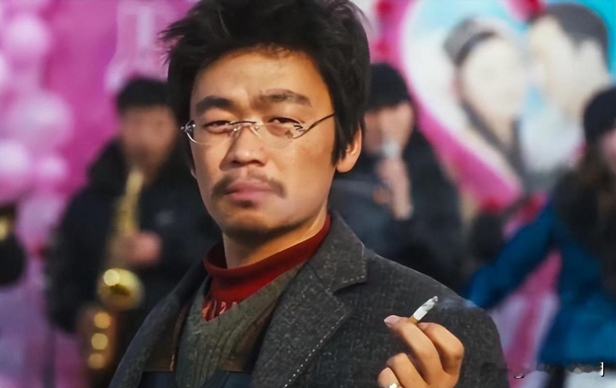 当年，王宝强拿到影帝，主持人黄渤在颁奖时询问他:“你长得不好看，个子也不高怎么就