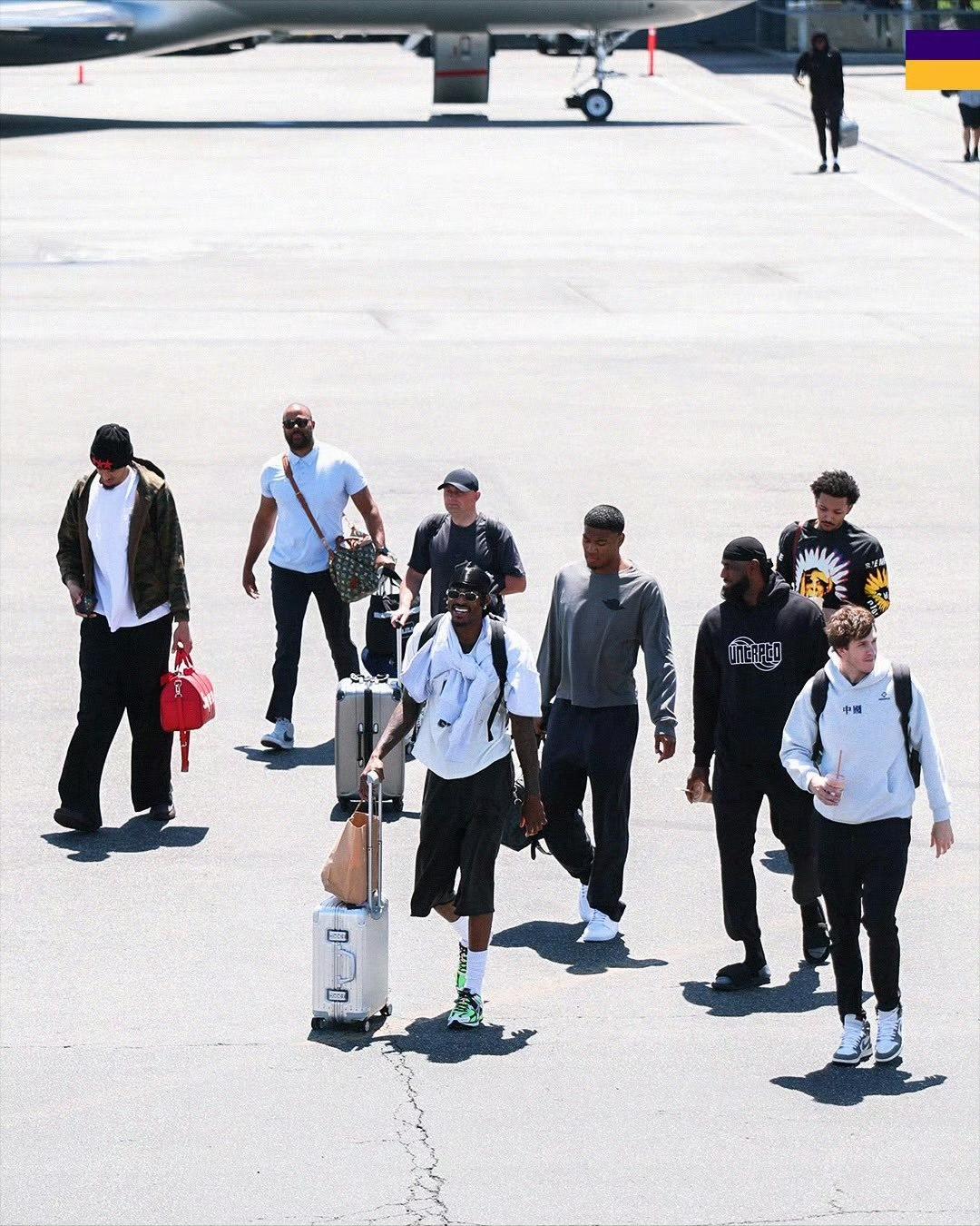 湖人球员奔赴休斯顿，明天的G3之战让人期待！
目前湖人2 - 0领先，这形势相当