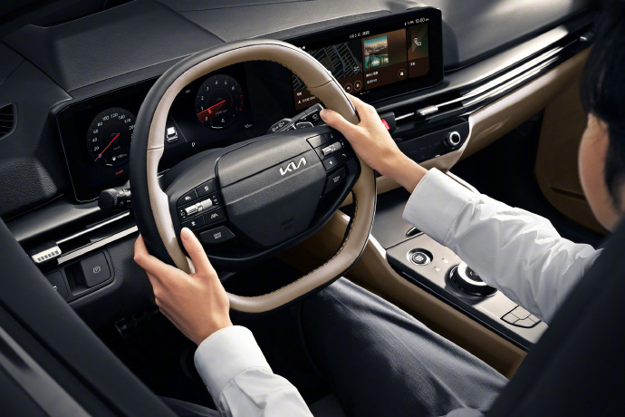 李娜姜山认定的家用SUV 网坛传奇李娜代言起亚新狮铂拓界，全球畅销 33 年的家