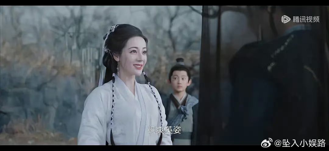 迪丽热巴这个头发怎么这么奇怪 