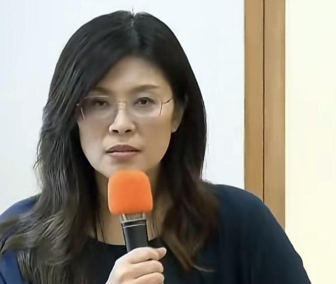 台湾女生三连问击穿郑丽文！ 

一：港澳收复回归的时候没有让港澳民众投票同意回归