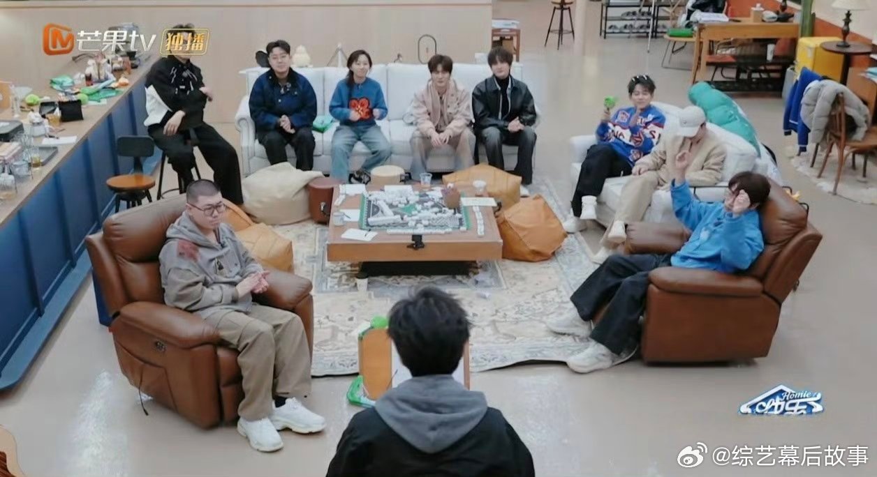 陈楚生唱出周身有无形的墙 快乐老友记，不止有快乐，更有感动。感谢陈楚生，为我们带