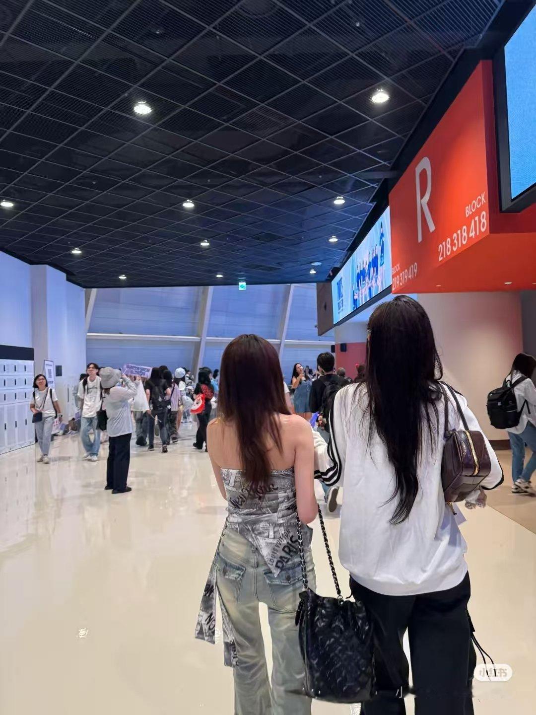 诗情画奕去看twice演唱会了偶遇王奕周诗雨看twice演唱会 诗情画奕去看tw