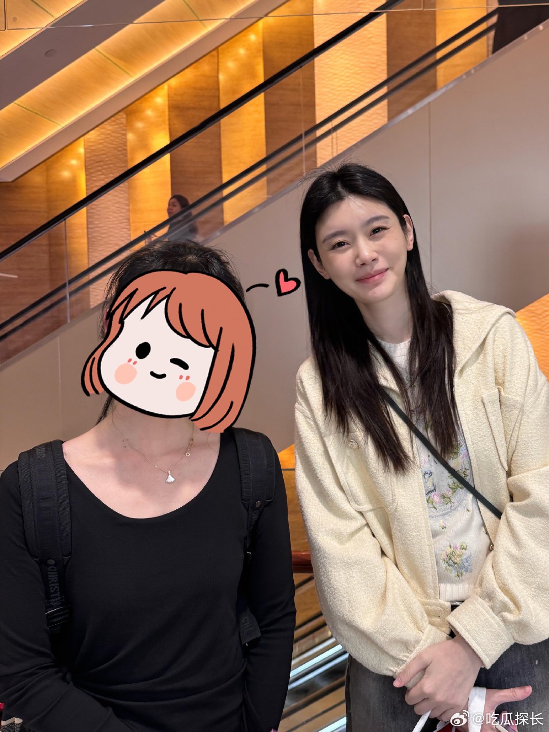 偶遇何猷君奚梦瑶挽手逛街网友偶遇奚梦瑶何猷君挽手逛街偶遇何猷君奚梦瑶挽手逛街，合