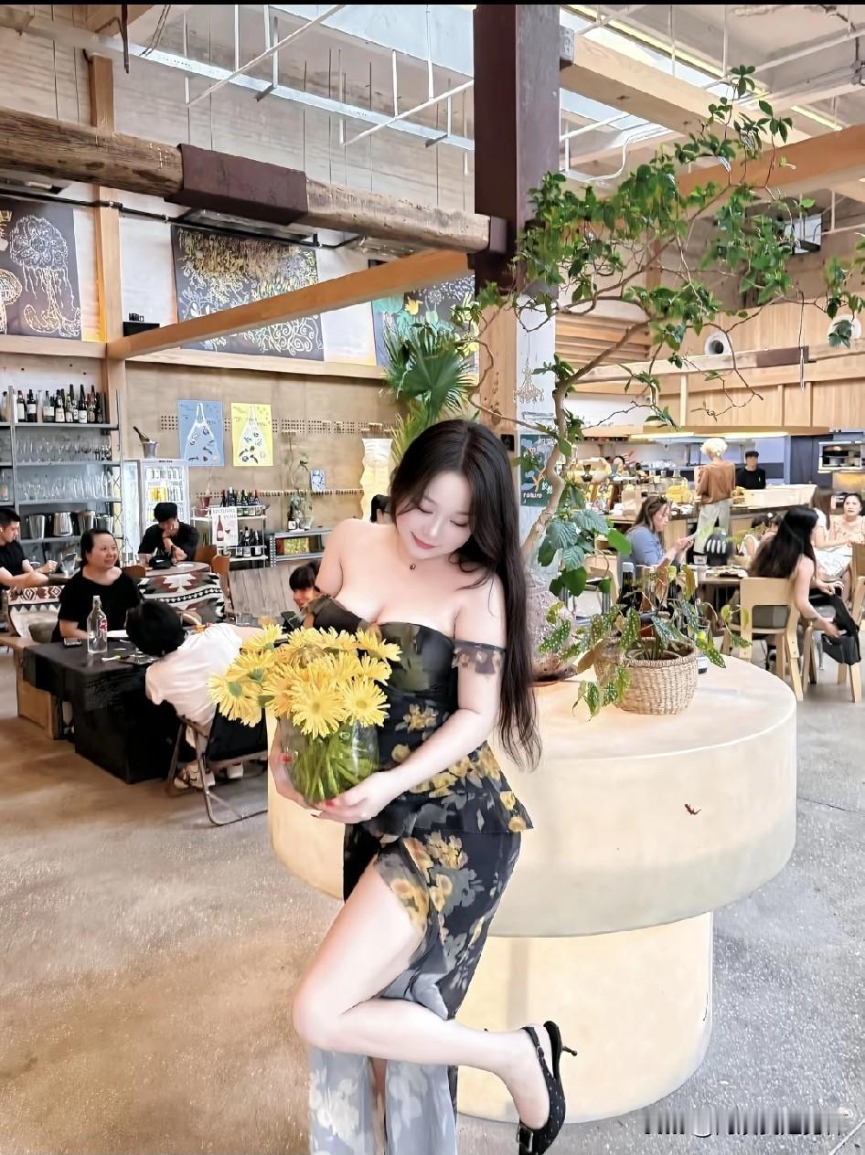 花裙飘飘，咖啡馆里的小确幸高贵优雅的女性着装 看看气质女神的穿着搭配吧