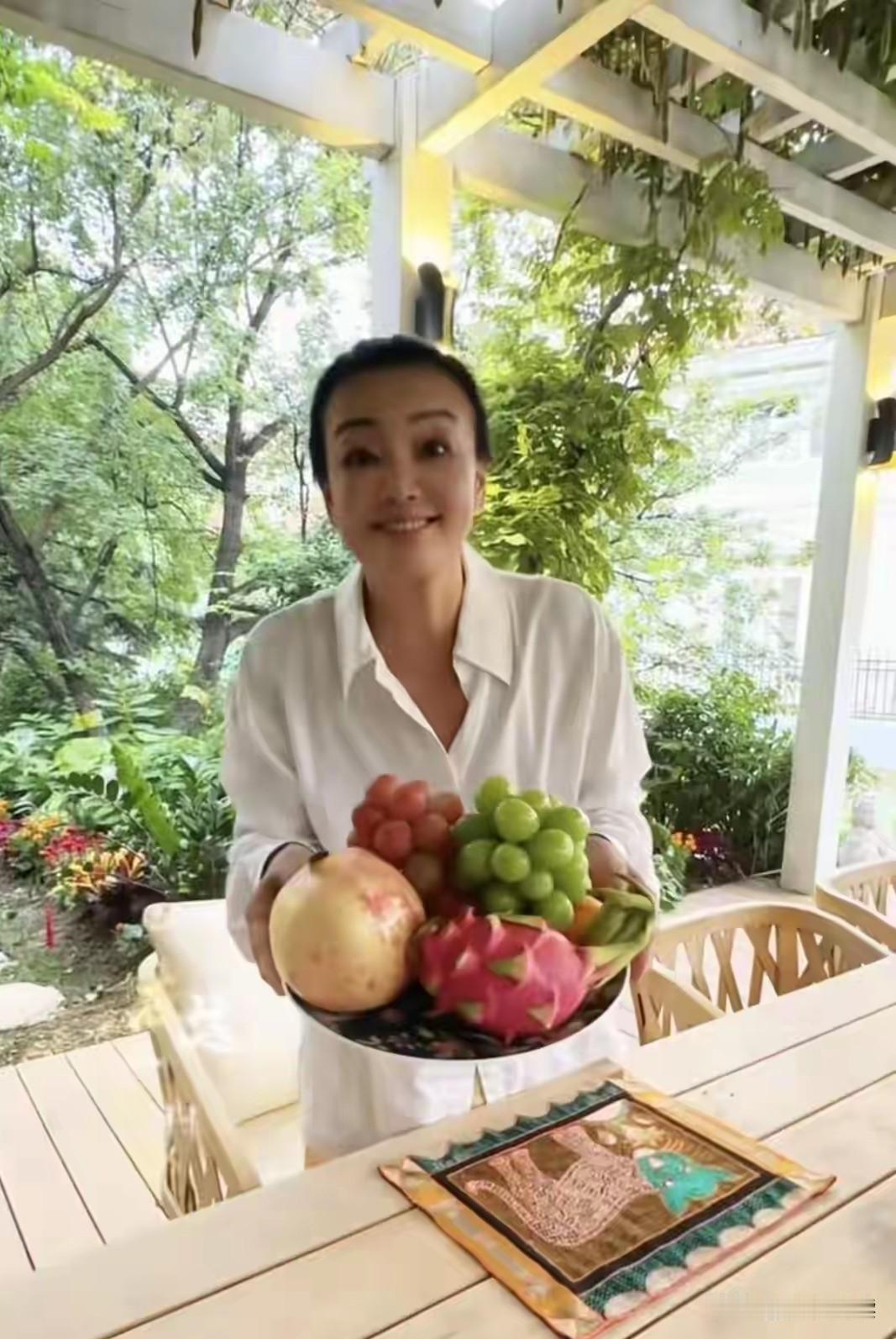 想想真是挺搞笑的

人家中秋都晒子孙满堂
一家老小团圆笑开颜

只有战兰
中秋节
