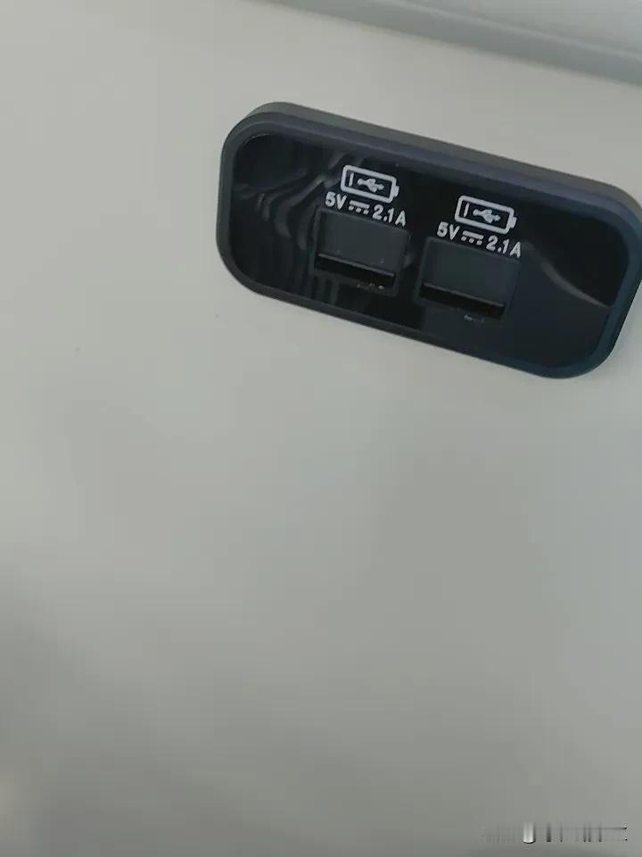 看看什么叫做一线城市，连一个公交车都设置了USB充电口，随时随地的方便用户。就算