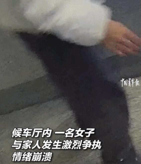 天呐！太惊险了！河南南阳，一名年轻女子被家人围着不停指责，情绪彻底崩了，突然挣脱