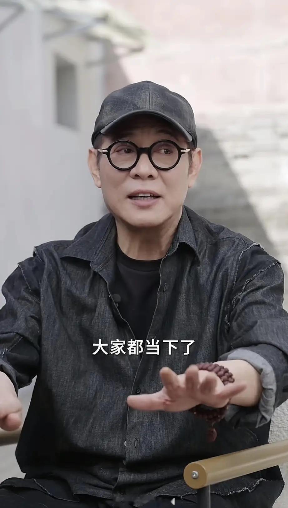 李连杰终于出现了，以无美颜滤镜的状态再次辟谣网上的一些传闻。11月12日，李连杰