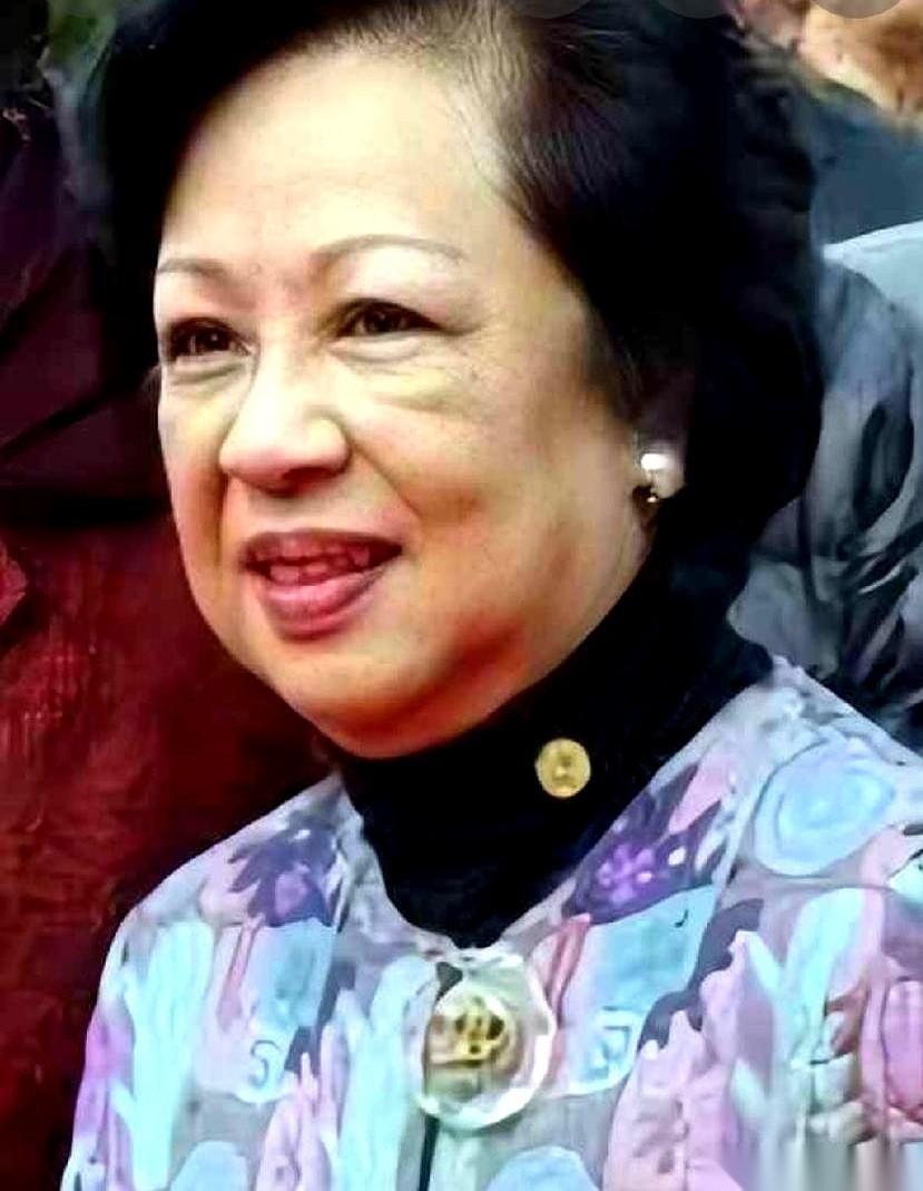 提到香港顶豪圈的阔太太，很多人脑子里弹出的画面，大多是满钻高定和名媛下午茶。但这