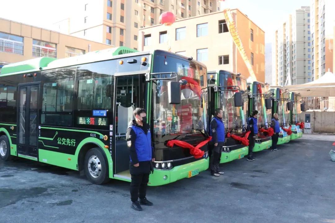 在两天之前本溪南芬区39路终于更换了绿色的新能源公交车，从此以后大家从南山到北山