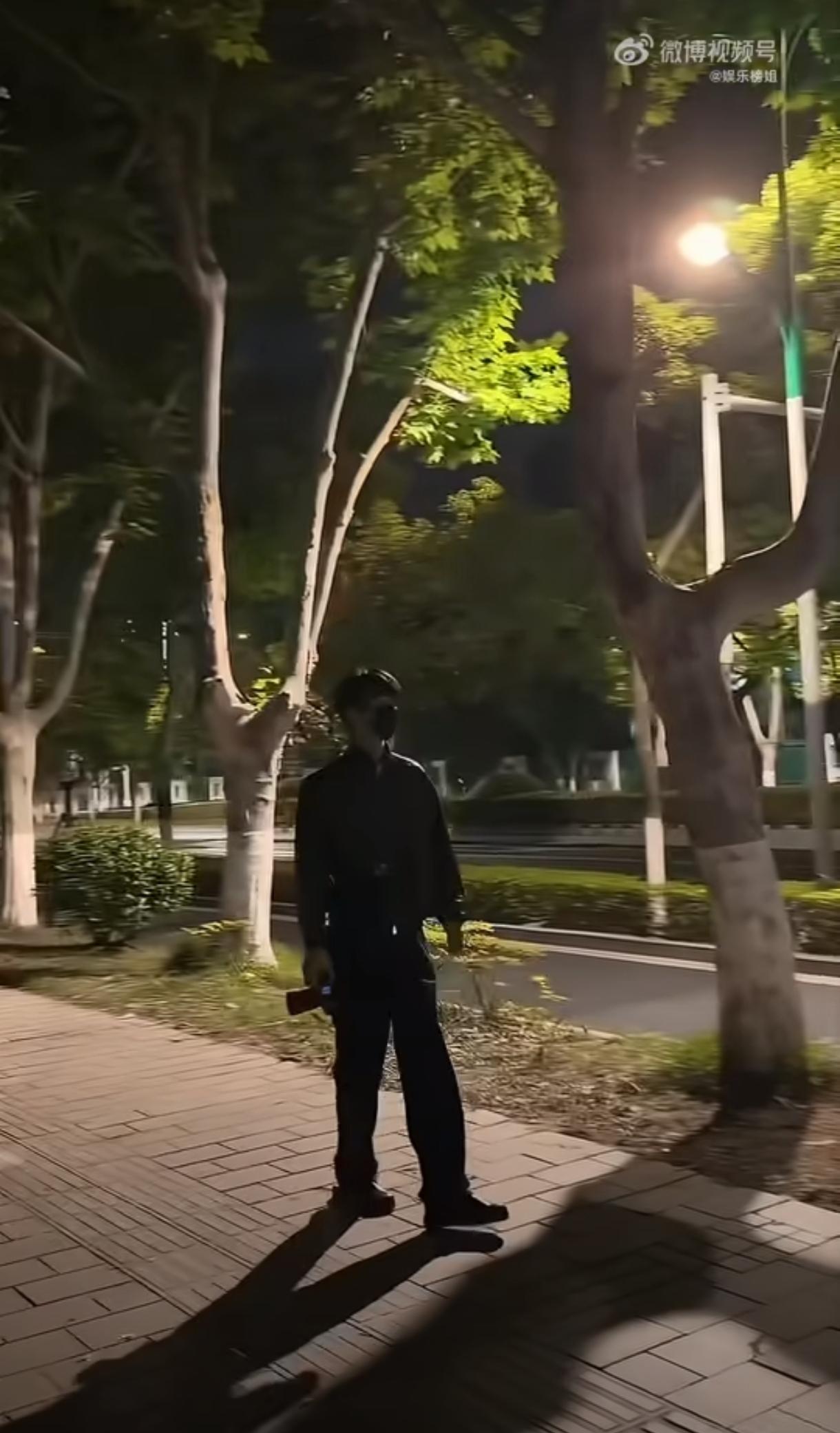 张凌赫线下被路人偶遇，一句久违的学长称呼直接让他当场无措又心软，坦言已经很久没人