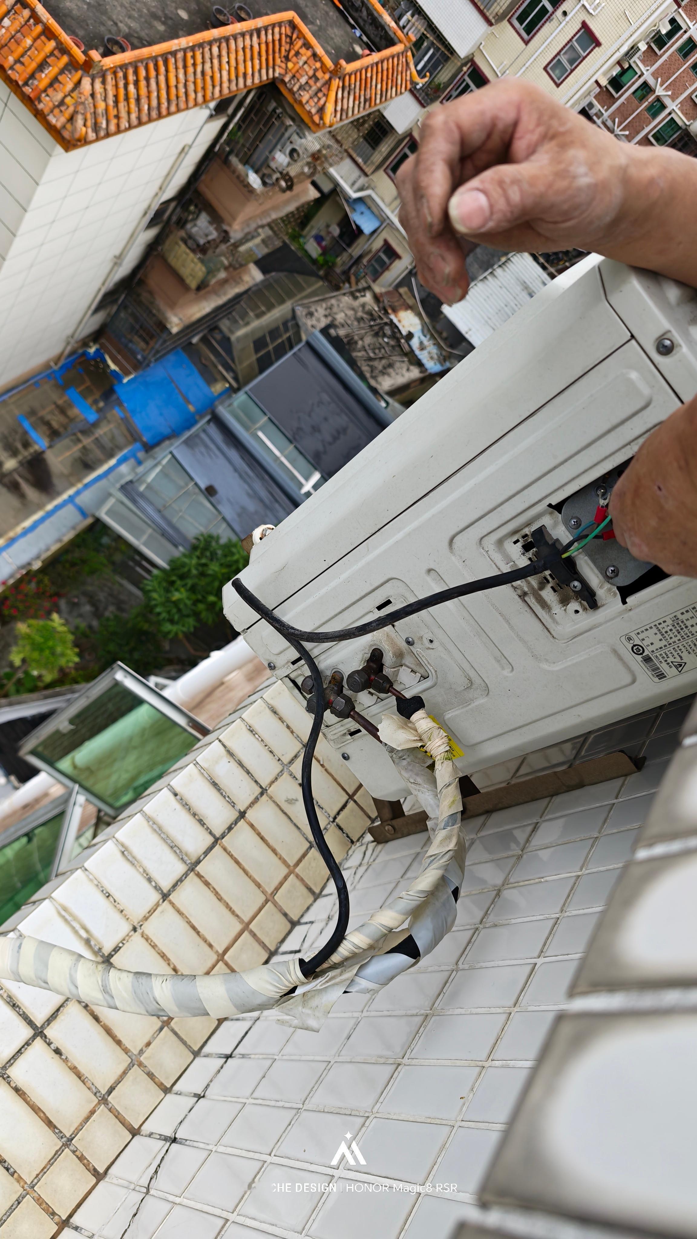 今天重点是转移空调，还有接收部分拍摄设备，师傅很专业，让我拉住这个绳子，他说他的