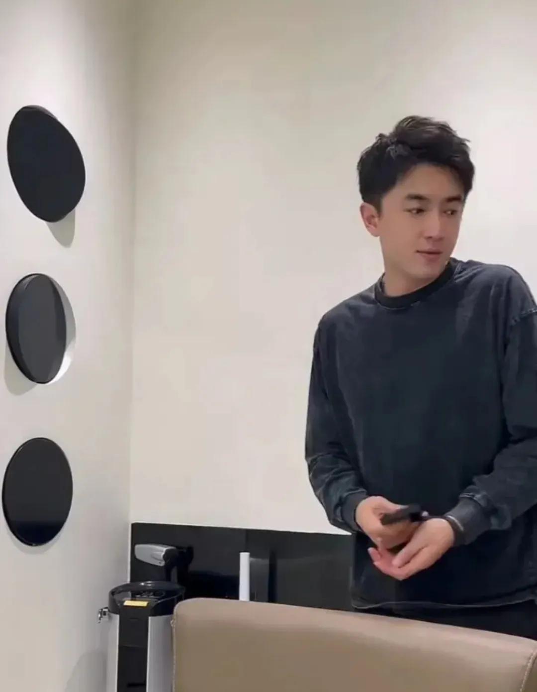 哇哦
林更新
这个发型真好看
帅气又减龄
瞬间秒了玫瑰的故事里的方协文
你们看，