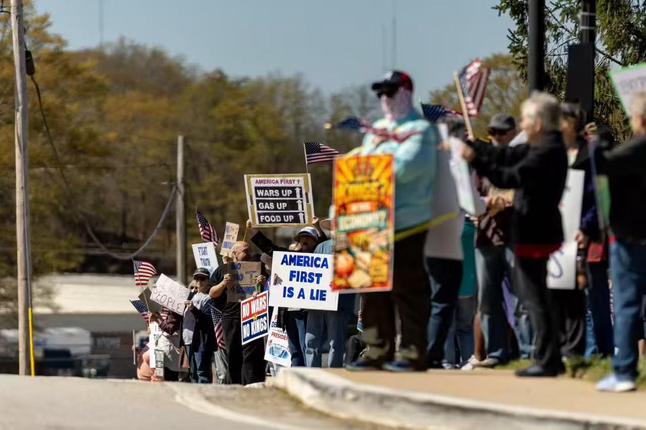 特朗普这回是实打实的后院起火，而且火势直接烧遍全美，连自家票仓都没能幸免！当地时