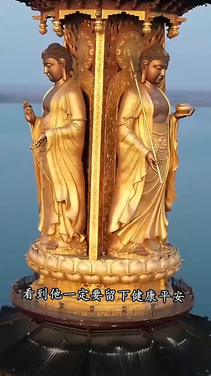 世界最大水上三面药师佛。
看到它一定要留下健康平安，无病无灾。这里就是世界上最大