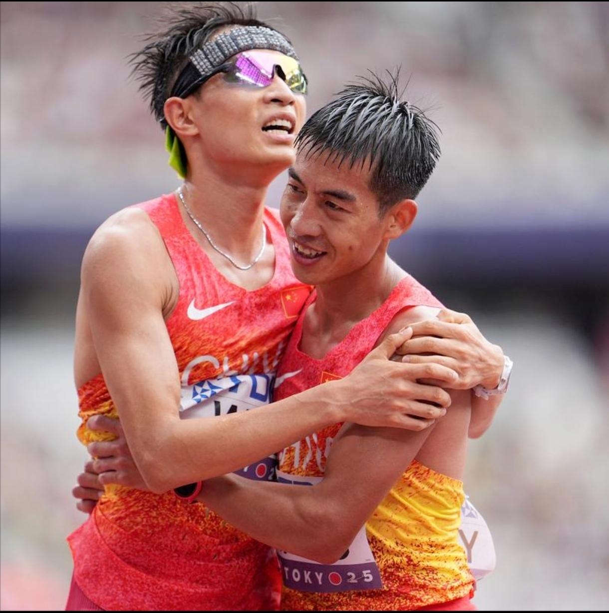 中国跑圈最火的神仙亲家组合，吴向东、杨绍辉！
 
一句玩笑，成就了马拉松最暖的双