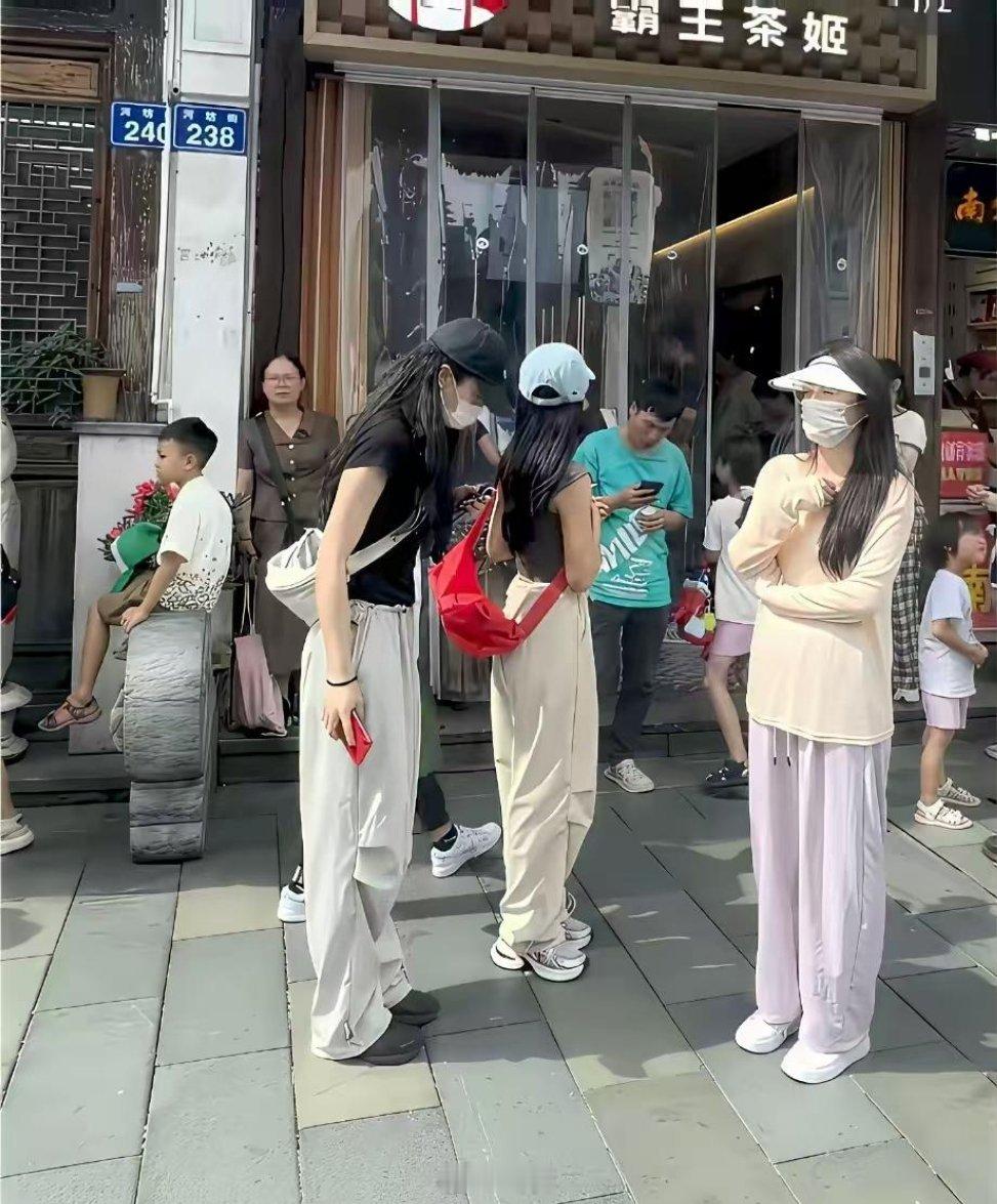 不知道大家发现没，现在街上年轻小姑娘的穿搭基本都撞款了 