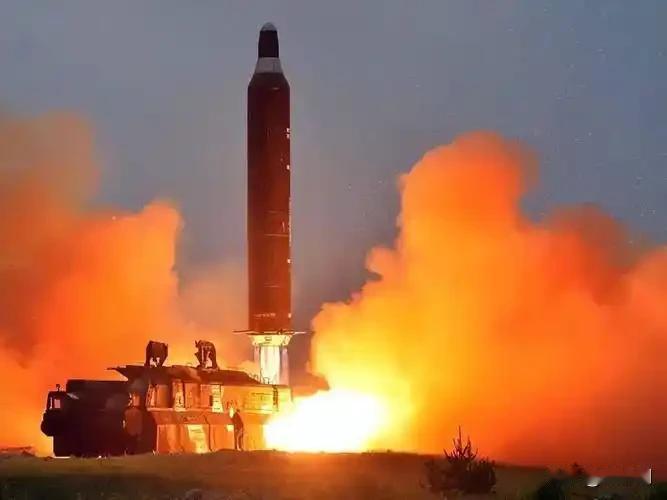 洲际导弹是怎么导航的洲际导弹主要依赖惯性制导与星光辅助导航。惯性制导利用陀螺仪和