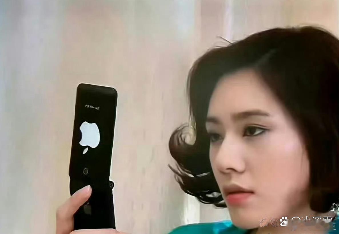 以前看《回家的诱惑》，竟没发现品如用的是山寨苹果手机，洪世贤家里吊灯蜡烛是火腿肠