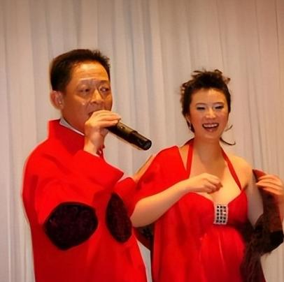 2008年，女富婆陈坚红迷上了王志文，她抛出一个无法拒绝的条件，“我五亿身家，年