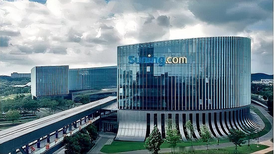 网友航拍苏宁总部，24万㎡银色曲面在太阳下像条沉睡的龙，配文“10亿只买2千人的