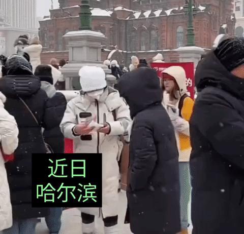 哈尔滨真的是太喜欢南方游客了，这一次把家底都掏出来了，在索菲亚大教堂外面赠送南方