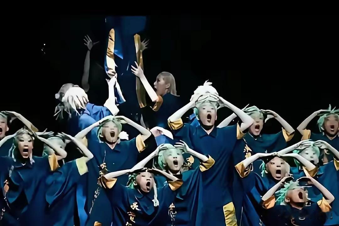 我不说的话，你肯定以为这是成人的行为艺术，你根本想不到，这是上海的一次儿童舞蹈比