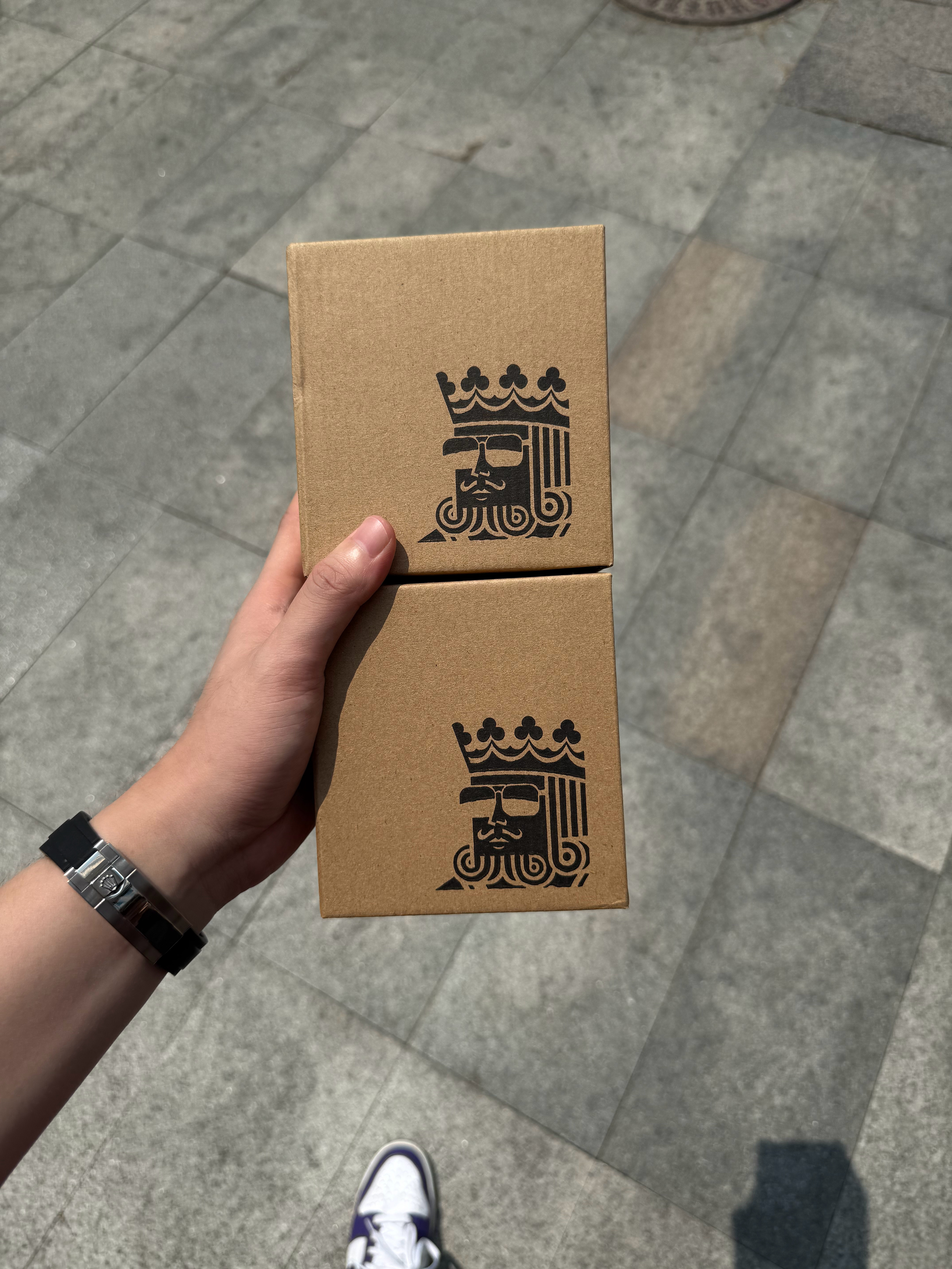 刚才去买柠檬水，然后呢，店里的小哥说你怎么那么像那个数码博主，然后我笑了笑，我说