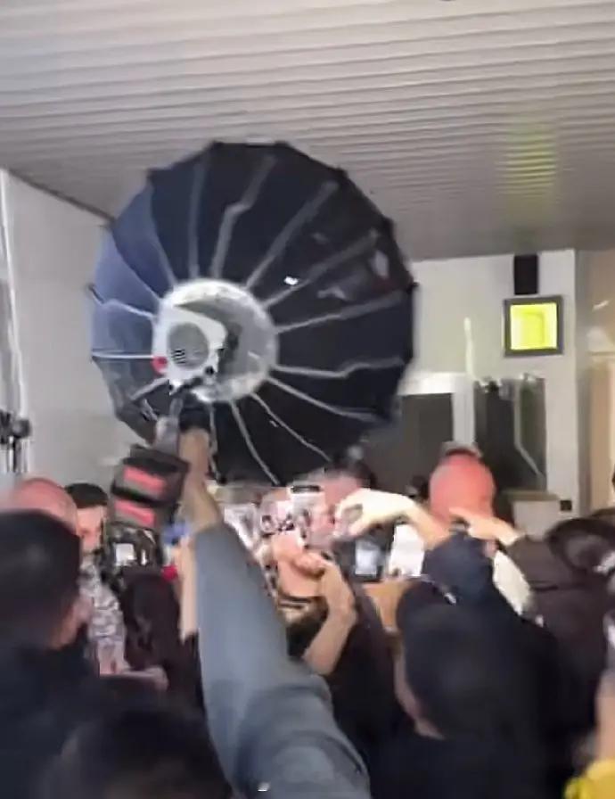 我看到网友锐评祖传大灯，男女星皆适用。为什么吹好状态要借助大灯？不觉得很尴尬吗。