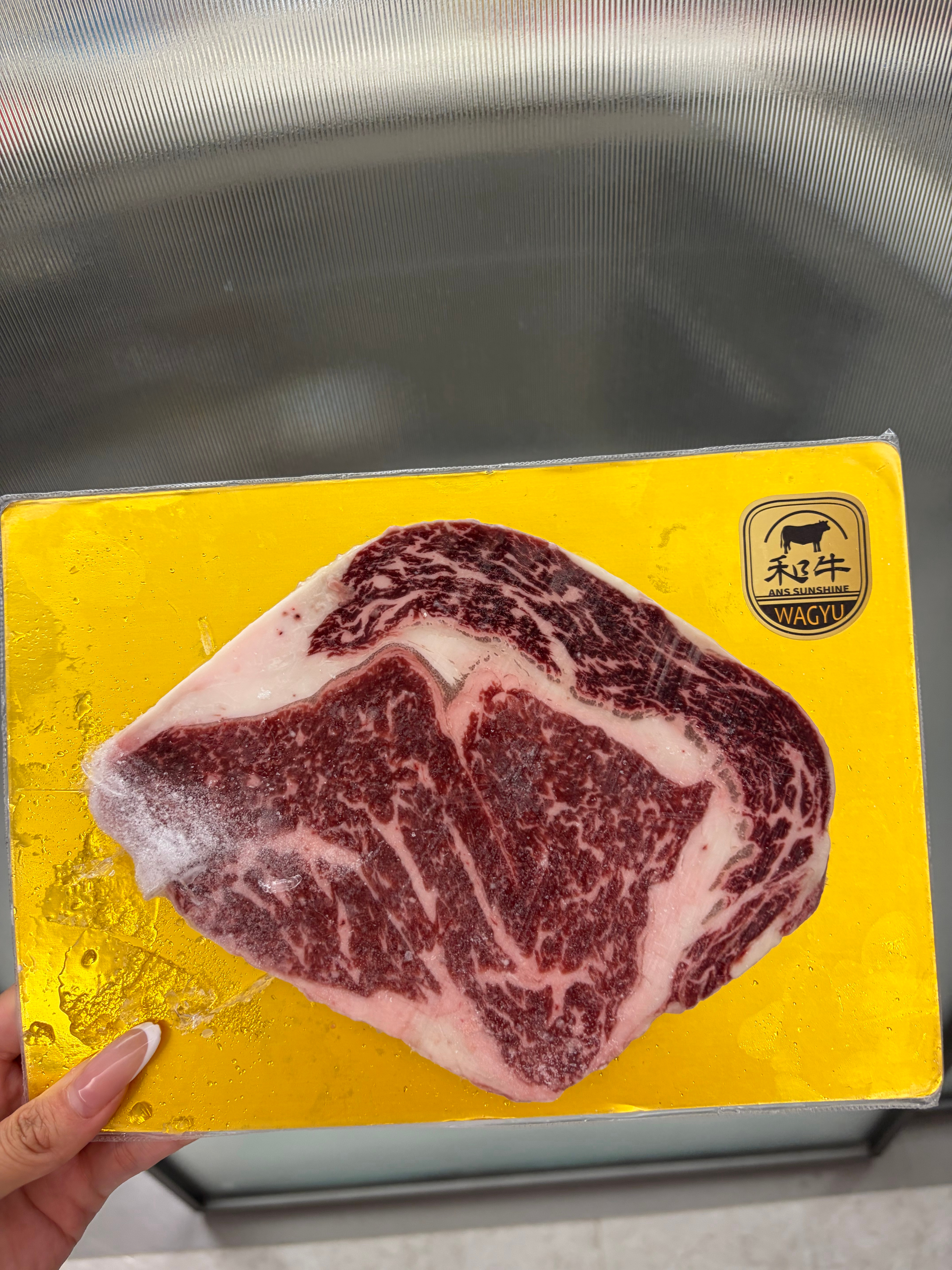 店都关了外面发大水 每天都必须吃烤串的我在家翻箱倒柜 只能暴殄天物把它做成烤牛肉
