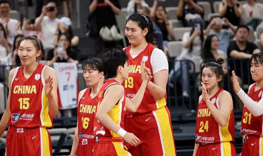 太过分了！韩国女篮战胜中国女篮后，队员竟直接做出带有挑衅意味的动作进行嘲讽，还摆